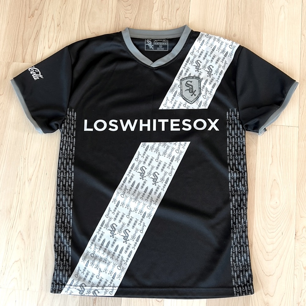 Adult Men’s White Sox shirt, Size Medium